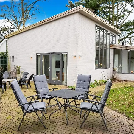 Modern In With Garden Ferienhaus