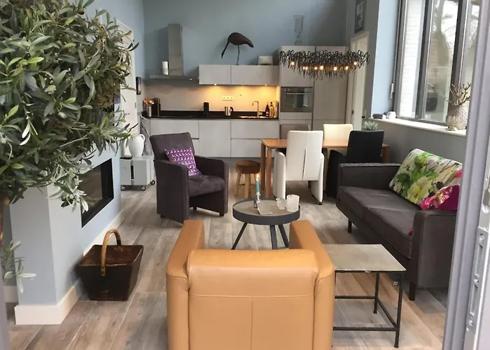 Modern Forest Retreat In 度假居