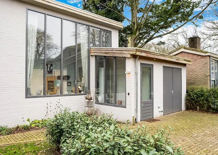 度假居 Modern Forest Retreat In