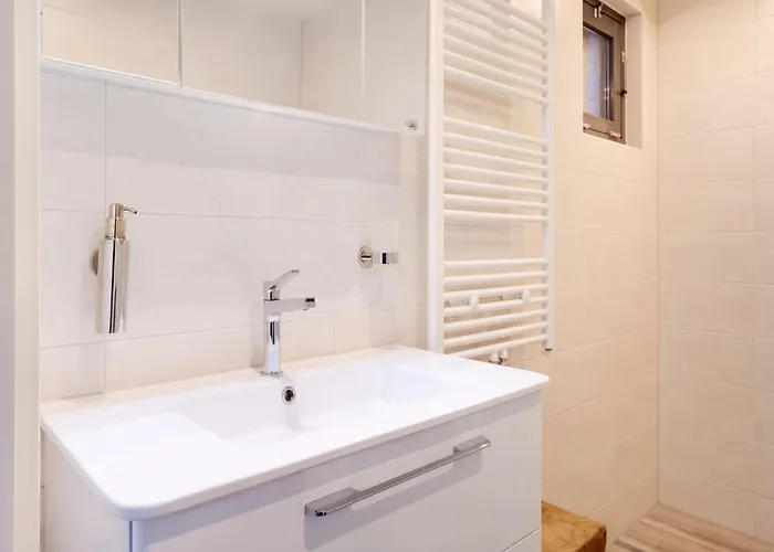 Modern Forest Retreat In 卑尔根